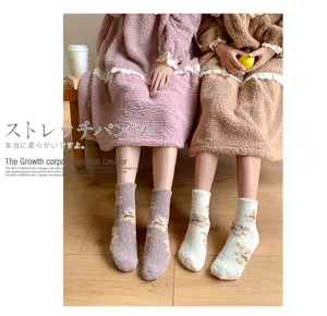 Detaillierte Ansicht der warmen und flauschigen Korallenfleece-Socken mit Bären