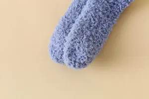 Nahaufnahme der weichen Korallenvlies-Struktur dieser verdickten blauen Wintersocken.