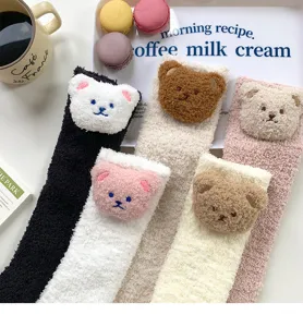 Weiche Korallenfleece-Wadensocken mit 3D-Plüschbären-Dekorationen in gemütlichem Ambiente.