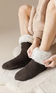 Nahaufnahme von dicken, mit Fleece gefütterten Herren-Wintersocken auf weißem Teppich