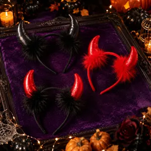 Σετ τριών διακοσμητικών στεφανιών με κέρατα διαβόλου για το Halloween σε μωβ βελούδο.
