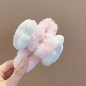 Gros plan d'une jolie pince à cheveux en peluche panda rose et blanc pour un look hivernal élégant