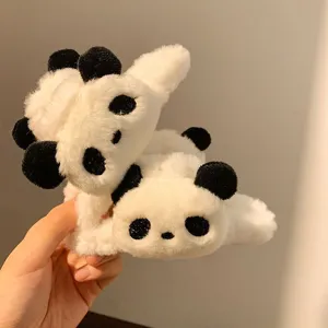 Gros plan d'une jolie pince à cheveux en peluche panda blanc à la texture douce et soyeuse