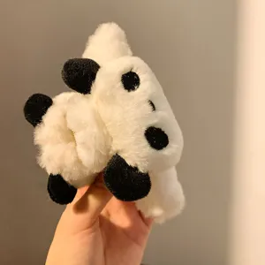 Vue rapprochée d'une jolie pince à cheveux panda en peluche avec une texture douce