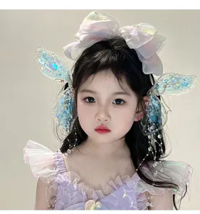 Gros plan d'une pince à cheveux ailes de papillon en cristal féerique pour petites filles