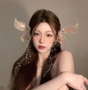 Détail de la pince à cheveux papillon en cristal avec d'élégants glands de perles
