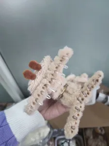 Vue détaillée des dents en plastique transparent d'une pince à cheveux en peluche pour femme.