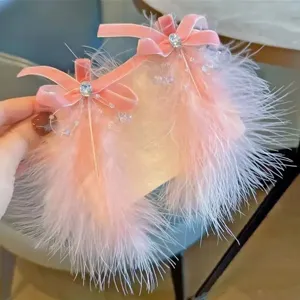 Élégantes barrettes en plumes roses avec nœuds en cristal pour une coiffure de mariée