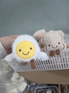 Gros plan sur de jolies pinces à cheveux en peluche en forme d'œuf et de toast