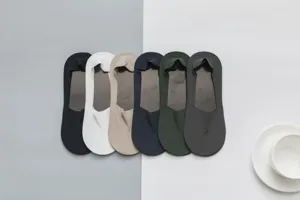 Sechs Farben nahtlose Herren-Füßlinge auf zweifarbigem Hintergrund ansprechend gezeigt.