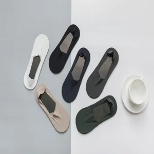 Mehrfarbige unsichtbare Füßlinge für Herren auf minimalistischem Hintergrund