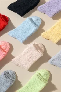 Primer plano de calcetines suaves de forro polar coral en varios colores macaron.