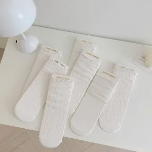 Dettaglio calzini bianchi Lolita JK con vari motivi a maglia e bordi rifiniti a balze