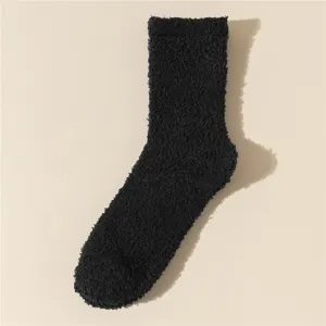 Primer plano de la textura gruesa y suave de vellón de coral negro de estos calcetines