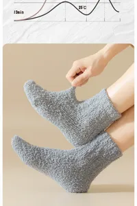 Nahaufnahme der Dehnbarkeit und weichen Textur grauer Korallenfleece-Wintersocken.