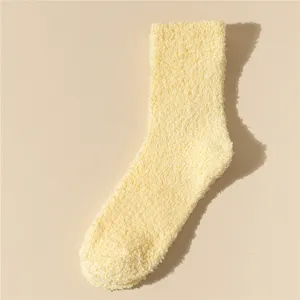 Primer plano de un calcetín de forro polar coral amarillo pálido con textura suave