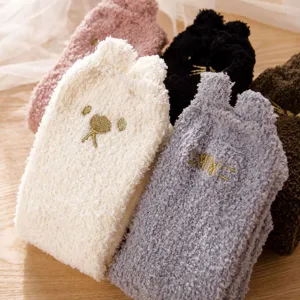 Warme und gemütliche Korallenfleece-Socken für Damen mit süßen Katzenohren und Stickerei.