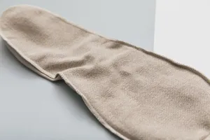 Nahaufnahme der weichen Strickstruktur und der nahtlosen Kante der Herren-Söckchen