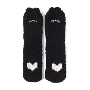 Süße schwarze flauschige Korallenfleece-Socken mit Katzenohren und rosa Herz für den Winter