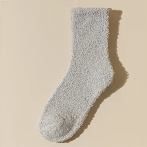 Detalle de primer plano que muestra la suave y esponjosa textura de un calcetín gris coral