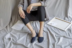 Dunkelblaue unsichtbare Füßlinge für Herren am Modell in einer minimalistischen Umgebung