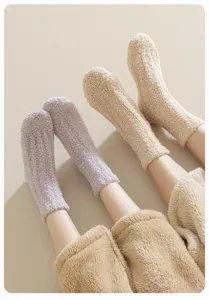 Detailansicht gemütlicher lila und beiger Korallenvlies-Socken für Paare zu Hause