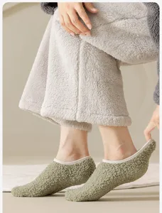 Dettaglio calzini antiscivolo in pile corallo verde oliva spessi per uomo in casa.