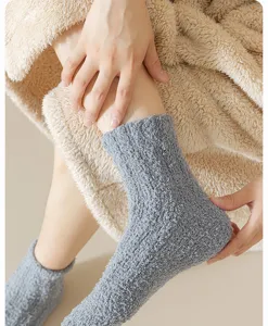 Nahaufnahme der weichen Textur der dicken grauen flauschigen Korallenfleece Wintersocken