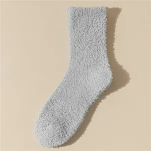 Detalle de suaves calcetines de dormir de forro polar coral gris con textura de felpa