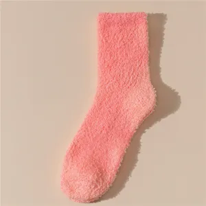 Calcetines de casa de vellón coral rosa para mujer con textura de felpa suave y acogedora