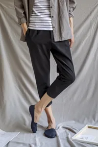 Modell trägt dunkelblaue Füßlinge mit schwarzer Hose für einen gepflegten Look