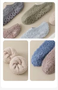 Primo piano di calze da pavimento in pile corallo con gommini antiscivolo colorati