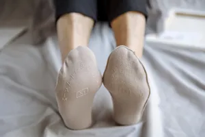 Detailansicht der atmungsaktiven rutschfesten nahtlosen niedrigen Socken für Herren in Beige