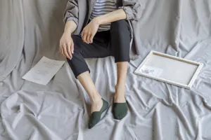 Nahaufnahme von dunkelgrünen Herren-Füßlingen in einer minimalistischen Studioumgebung