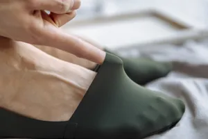 Detailaufnahme der elastischen dunkelgrünen Füßlinge für Herren mit weichem Material
