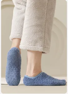 Dettaglio calzini da pavimento in pile corallo blu da uomo con suola in silicone antiscivolo