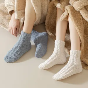 Gemütliche dicke Korallenvlies-Boden-Socken für Paare in Winterblau und Cremeweiß