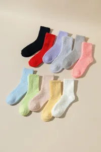 Primer plano de varios calcetines suaves de forro polar coral en colores macaron