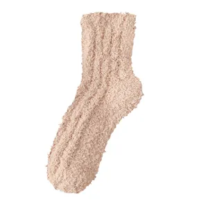 Weiche und warme Korallenfleece-Schlafsocken für den Winter in sanftem Beige-Rosa