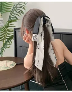 Vue détaillée d'une pince à cheveux avec ruban calligraphié de style chinois.