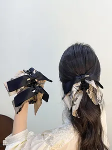 Vue détaillée d'une pince à cheveux avec ruban et motif de peinture à l'encre