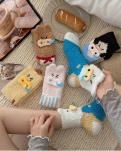 Detaillierte Ansicht süßer Cartoon-Schwein-Korallenvlies-Socken, ideal für winterliche Wärme.