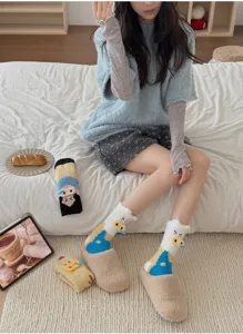 Warme Korallenvlies-Socken mit süßem Schweinchen-Design für den Winter zu Hause