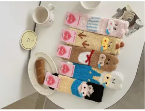 Set aus fünf süßen Cartoon-Korallenvlies-Socken in verschiedenen Farben.