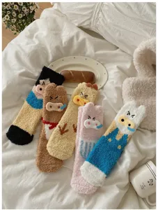 Sammlung bunter Korallenvlies-Socken mit Schweine-Cartoon auf Bettwäsche