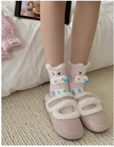 Gemütliche rosa Korallenfleece-Socken mit süßem Schweinchen-Design für den Winter
