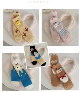 Detaillierte Ansicht verschiedener bunter Korallenfleece-Socken mit Cartoon-Schweine-Motiv.