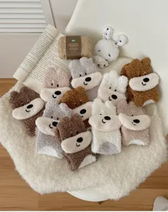 Verscheidenheid aan kleurrijke dikke koraalvlies sokken in Schnauzer-stijl voor de winter.