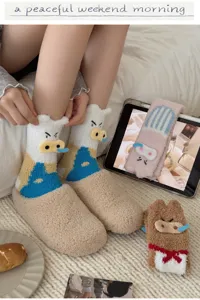 Detailansicht gemütlicher Cartoon-Schwein-Flauschsocken für Damen in Heimumgebung