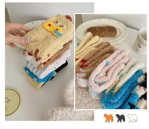 Detailansicht bunter, weicher Korallenvlies-Socken mit süßen Tierdesigns für den Winter